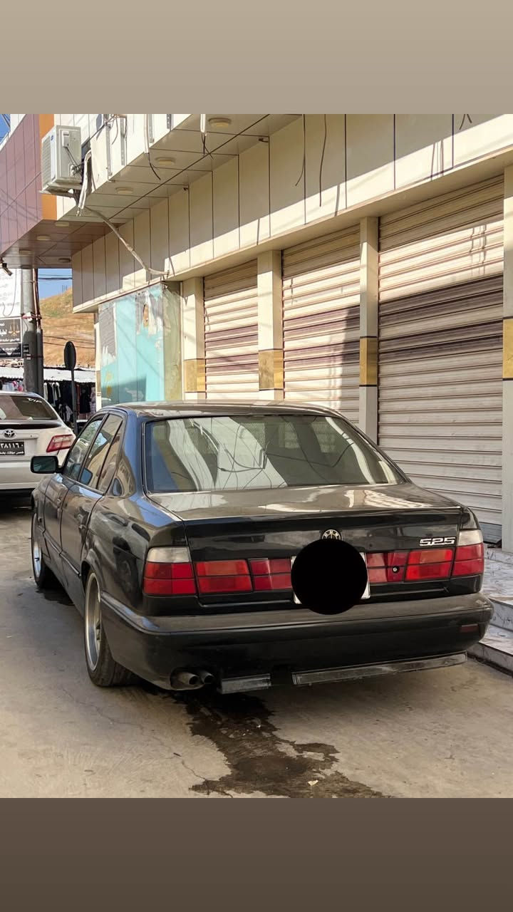 BMW 525 دیجتاڵ 
مەکینەی کەپس مۆدێل 1992 سەیارەیە هەتا بڵێی خاوێن 
بێ مەسرەفە تەبرید لەگەڵ سویچا تاقم پێشتی تازە داگیراوە چوار تایە و ویلی M تازەی لەسەرە موشتەری نیت سەرم مەیەشێنە $55 مەعمەلەیە برایەنە
*********** السليمانية, العراق
