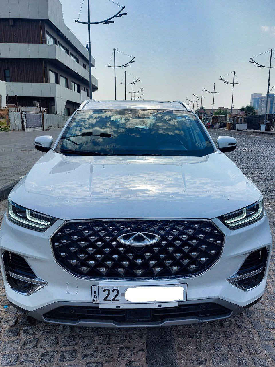 السلام عليكم
شيري تيكو 8 برو 
الموديل :  2022
المحرك : 2000 تيربو 
العداد   :  51  الف بعدها ع وضع الشركة السيارة حره
اللون.    : ابيض
الرقم.    : اربيل باسمي مكان السيارة بصرة   

المواصفات : فول فول 1/1 كفاله عامة       7 راكب 
*تشغيل عن بعد (يعني انت وكاعد بالبيت تشغل السياره والتبريد)
* سحب امامي
* فتحه سقف ( بانوراما )
* مصابيح امامية مع LED . 
* كشافات ضباب بروجكترات LED . 
* صندوق كهربائي . 
* بلوتوث تلفون .
* محدد سرعة . 
* حساسات امامي + خلفي .
* كاميرا خلفية + اماميه + 3D
* مقاعد جلد . 
* الضمان من الشركه 6 سنوات  .
*تبريد لمس .
* مقعد السائق كهرباء .
* ⁠وبعد هوايه مواصفات بيه 
* السيارة مكفولة كفاله عامه لاصبغ ولا تبديل على وضع الشركه .
| علما أن السياره بأسمي وسنويه جديده
الأرضية جلد حتى الدوسات تغليف نايلون 
العنوان البصرة  
تلفون : ***********
السعر 173 وبيه مجال قليل
