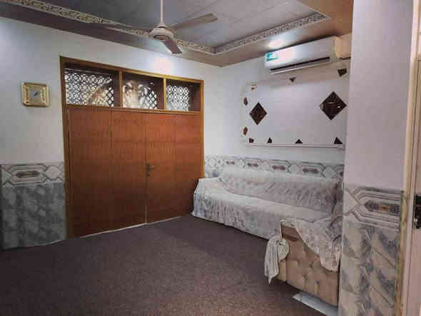 دار للبيع  150 م طابو زراعي  سند 25 اقرار محكمه 

الموقع شارع الصب مقابيل قريه الغدير عامود 327 يبعد عن الشارع 200 متر( قريب جداً عن الشارع)

يحتوي على غرفتين نوم كبار
صاله استقبال مطبخ
صحيات مكشوفه عدد 2
طابق الثاني مخزن

بناء جديد
و تأسيس وايرات كهرباء بناء جناي
ي

السعر 70 مليون وبي مجال

الاتصال على الرقم 0770055320
***********
