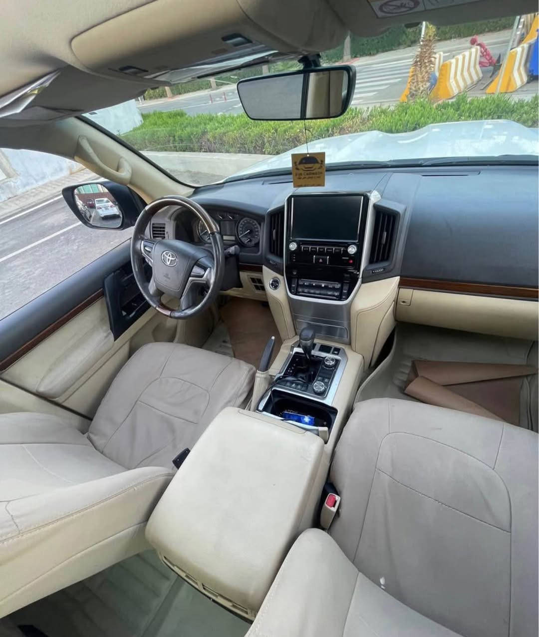 لاند کروزر ٢٠١٧ زۆر پاک و خاوین فول مواصفات ٦ پستن.
 بێ صبوغ بەس لە دوو جیگا تعدیلی هەیە ١٢٠هەزار رۆیشتووە 
سنوی هزە و رقم نوی هەتا ٢٠٣٠
بەناوی خۆمە
ناونیشان هەولیر *********** أربيل, العراق
