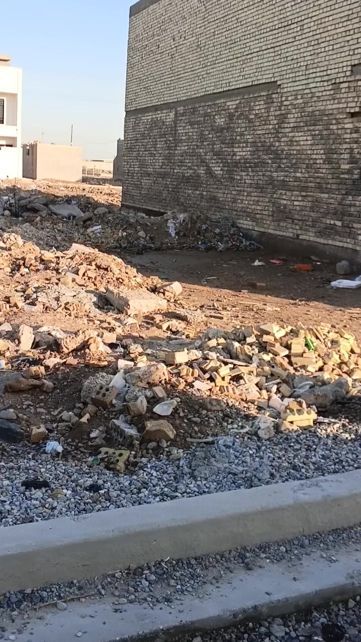 السلام عليكم كاع 200 متره للبيع برا ستميه وراء مجمع الزهور الاتصال على هذا الرقم ***********
