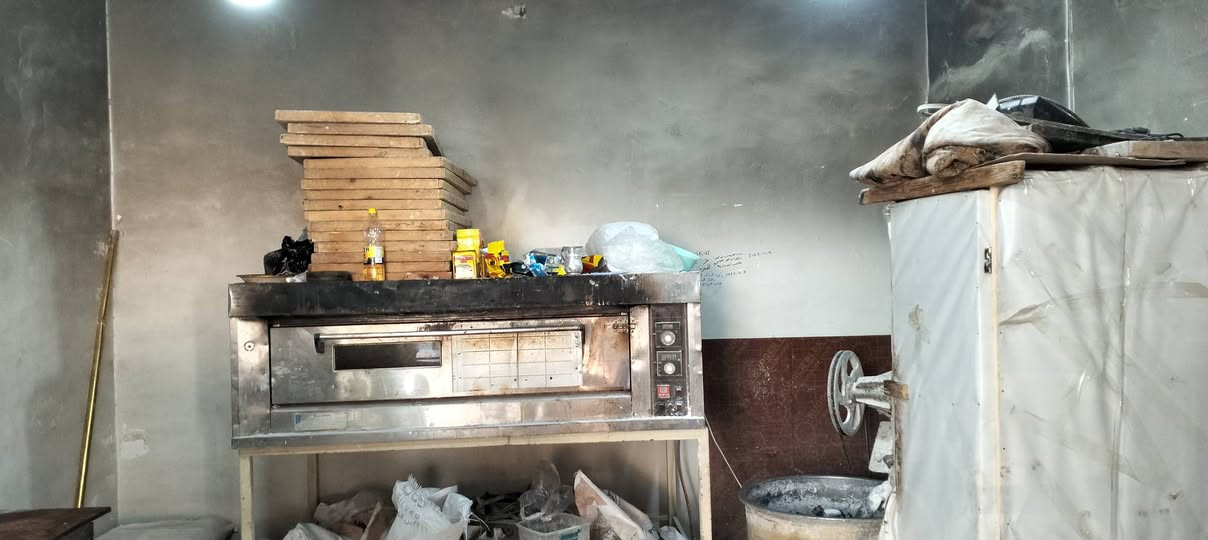 السلام عليكم بيع غراض فقط بدون موقع(فرن دوار ايراني بوكان باب الاول) مع سلة صمون مع 3عرباين مال طاوليات مع ميز تقطيع مع عجانة ام الكيس مع 50طاولي مع فرن توماتيك طبقة وحدة مع عربانتين توماتيك و30شرح مع اربع مدارج عرض....موصل حي سومر 
***********
***********
