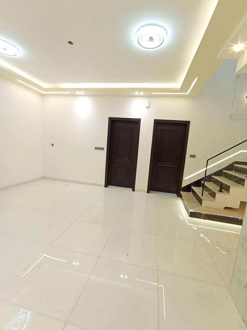 دار للبيع حله نادر حي الزيتون المساحه 190متر طابقين الطابق الارضي صاله كلدور مطبخ مجمع صحيات عدد 3الطابق الثاني غرفتين ومجمع صحيات وكلدور كامل مامسكون بناء 2026 كراج سياره مكتب علاء للعقارات حله نادر شارع الخدمي فرع اسواق الجمل التصال ع الرقام التاليه ***********/***********
