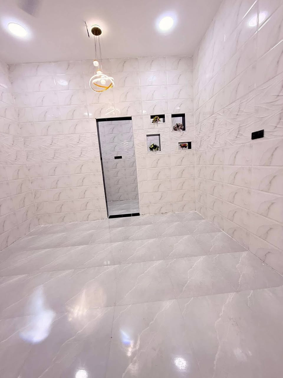 هذا البيت لايفوتك سعر مناسب جداً
ملك صرف زراعي عراقي نموذج 25
المكاتبة مع صاحب الأرض مباشر 
……………
#المساحة :: 210م / الواجهة 10م
……………
#الخدمات :: ماء كهرباء شارع 10م أنارة 
#موقع_خدمي :: سيارات لمركز البصرة / وداخل القضاء
العنوان :: البصرة - إبي الخصيب - كوت ثويني 
……………
#يحتوي :: كراج . صحيات خارجية
حديقة واسعة . للبيت #ثلاث_مداخل :: مدخل صالة
مدخل أستقبال . مدخل للمطبخ . مناور عدد 2
……………
أستقبال . مطبخ . موزع غرف . غرفتين منام . درج .
صحيات داخلية . صالة معزولة عن موزع الغرف
…………..
البناء 2026 / حديث كونكريت .
………….
#السعر_المطلوب :: 120 مليون وبي مجال بسيط
…………
#للأستفسار :::  ***********
