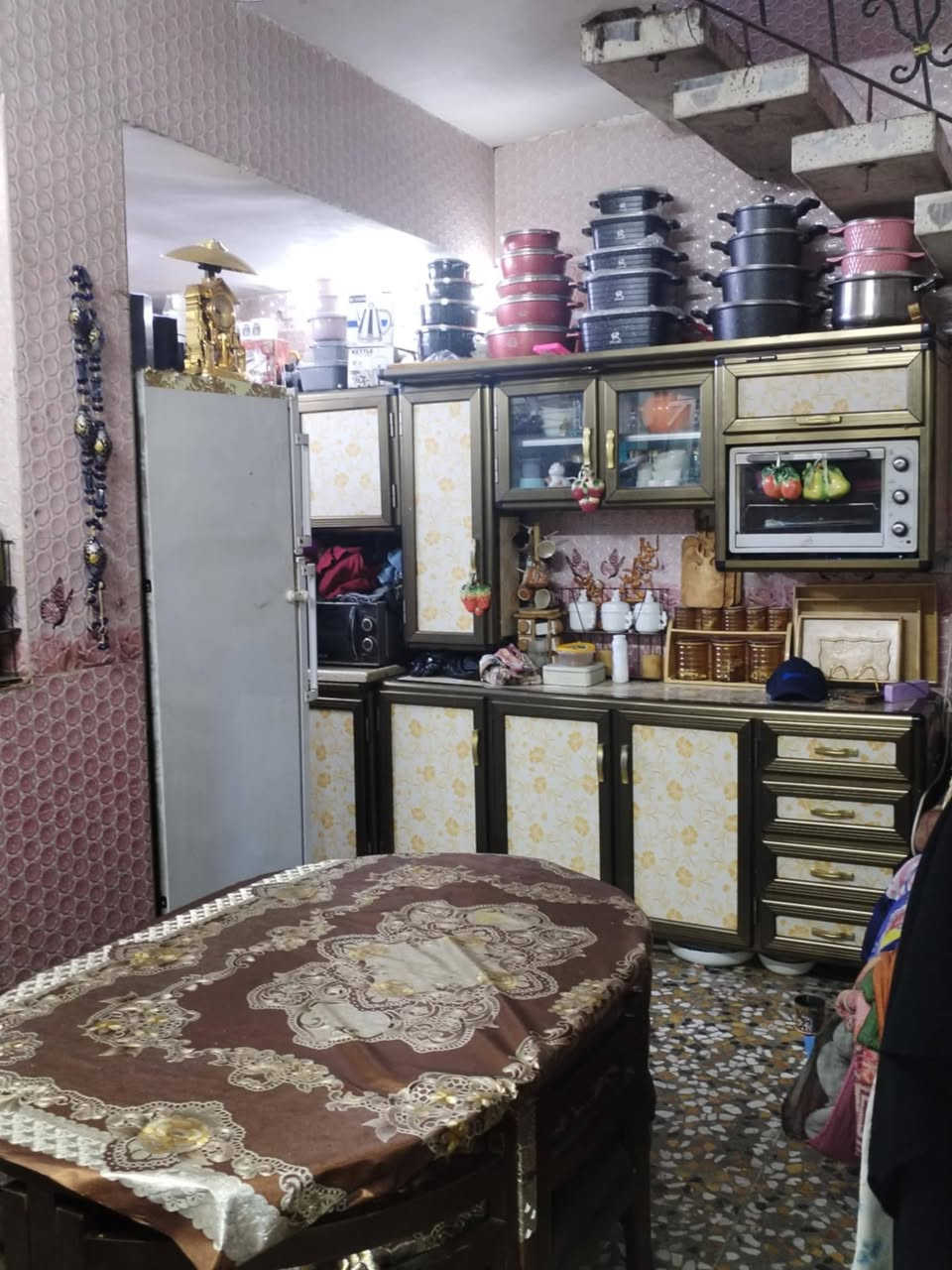 السلام عليكم
بيت 50 متر للبيع شارع الغربي مقابيل قطاع السابع قرب اسواق 24 ساعه يحتوي البيت من استقبال كبير ومطبخ ومطبخ حار والطابق الثاني يحتوي من غرفه كبيره وحولي وحمام والطابق الثالث بيتونه وسطح شتايگر للاستفسار الاتصال ***********
