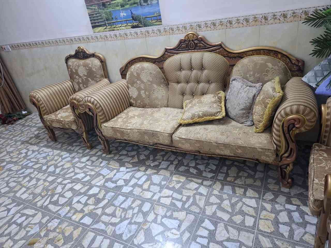 تخم ملكي ١٠مقاعد بحالة ممتازة وبسعر مناسب.
اتصل وتدلل ***********
