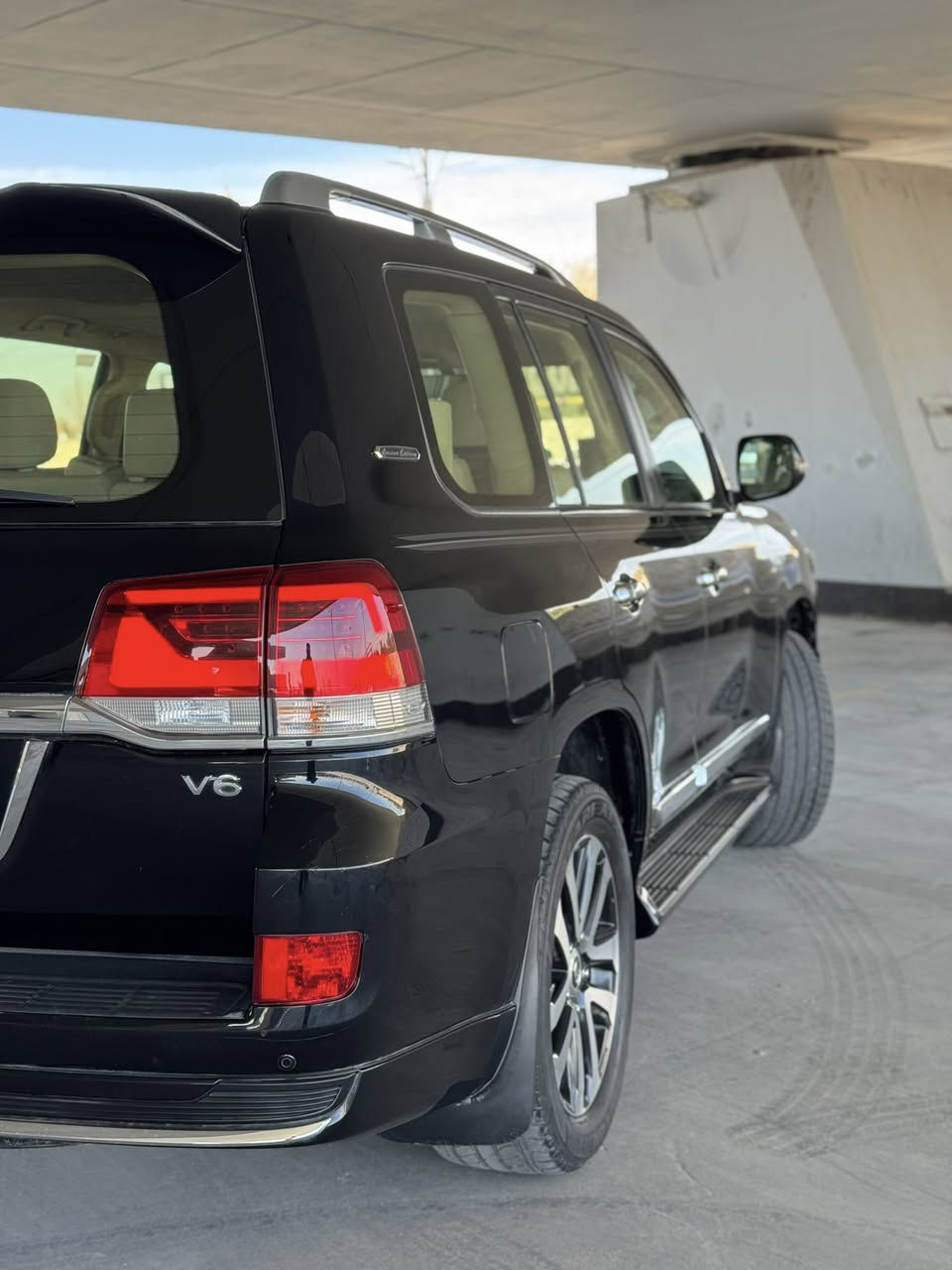 يالله من رخصه الادمن لاندكروز موديل 2019شركه ساز كراند تورنك
 فول مواصفات محرك 4000الف سياره جاهزه اي نقص مابيه تخم تاير محرك والكير كفاله عامه سياره جديده كلش بيه ملاحظه فقط جاملغ الخلفي بيه صبغ بدون دواخل وراح انشر سوناره وياه ماشيه 127الف وبأسمي شخصياا السعر المطلوب 480ورقه وبيه مجال للشراي مكان السياره السيديه وهذا رقمي ***********
