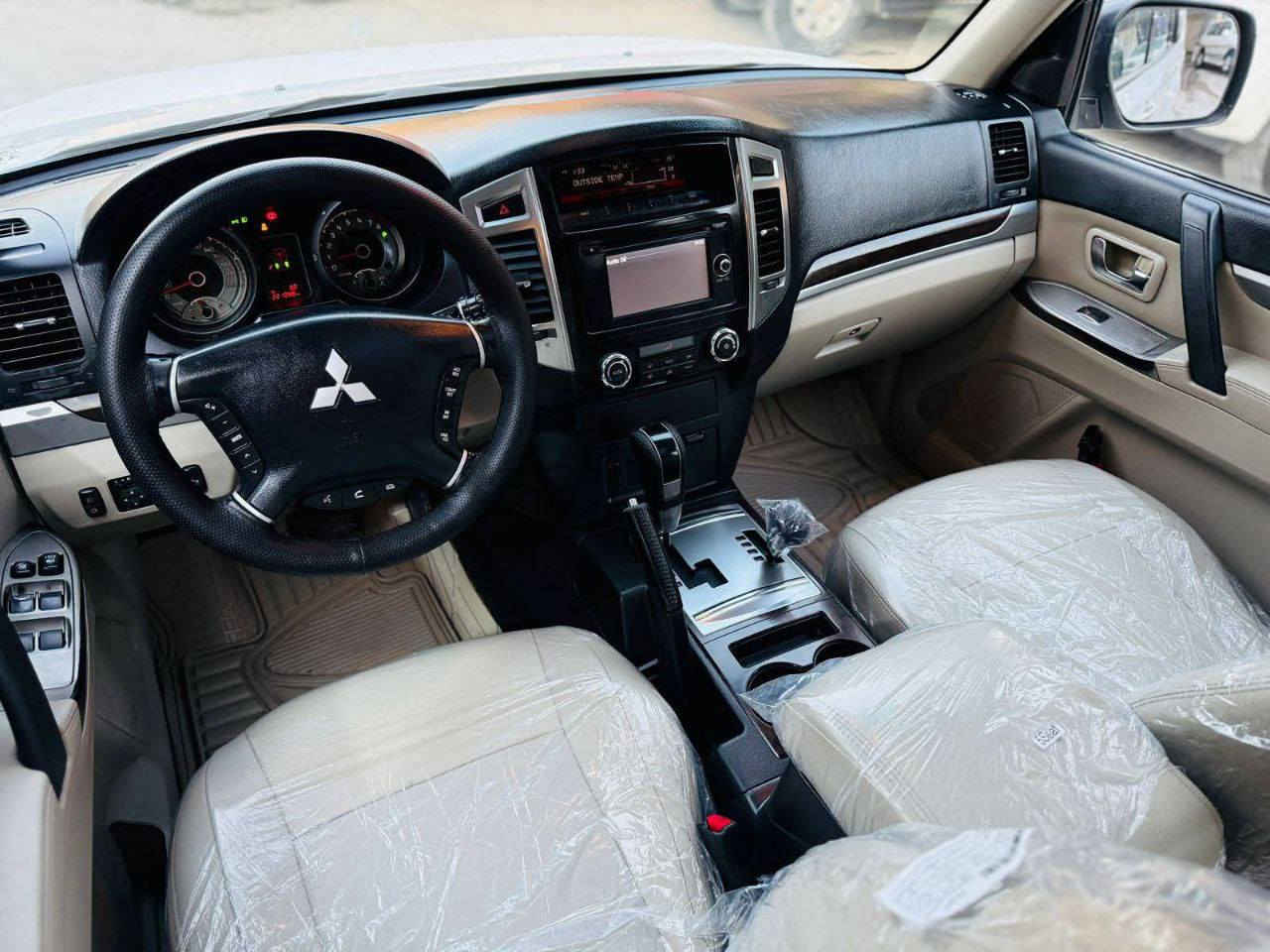 سيارة جديدة وضع الشركة عائلية 7 راكب وياباني اصلي 
باجيرو موديل 2017
مواصفات خليجية فول
السياره جديد بمعنى الكلمه نظافه 95/100
محرك سته بستم حجم/ 3500 برغي مامفتوح 
4 تايرات جديد صدر وحداديه جديد لوك
سقف سلايد 
كشن جلد كهربائي الجهتين
استيرن فاليوم 
تحديد السرعة 
كاميرا وشاشة وحساسات
السياره مكفوله عام من الصبغ والضربة والشخط والتكحيل 
رقم والسنوية جديد 
سنوي بسمي فحس سنوي جديد
مكان السياره سليمانيه
للاستفسار ***********
