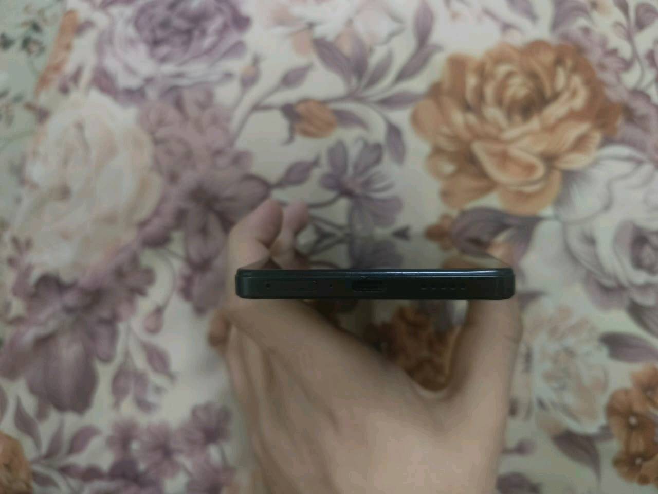 يا الله.. للبيع وحش الفئة المتوسطة Redmi Note 12 Pro 5G، الجهاز غني عن التعريف من ناحية الأداء والكاميرا.
الحالة: الجهاز أخو الجديد، نظافة 100%، لا شخط ولا تصليح ولا مفتوح سابقاً.
المواصفات العلى السريع:
الشاشة: AMOLED بتردد 120Hz (سلاسة مو طبيعية بالتصفح والألعاب).
المعالج: Dimensity 1080 يدعم الـ 5G، يشغل ألعابك بدون لاك.
الكاميرا: 50 ميجابكسل بمستشعر سوني (تصويره بالليل والنهار يبيض الوجه).
الشحن: يدعم الشحن السريع 67 واط (تترس البطارية بلمشة عين).
الملحقات: الكارتون وكافة ملحقاته الأصلية وياه.
?? ).
الجهاز عملي جداً وصورته وشاشته توب. المكان بغداد
للاستفسار وتفاصيل أكثر، راسلني خاص أو اتصل على: [7843572486]

السعر:320 الف وبي مجال بسيط خابرني وتأمر
