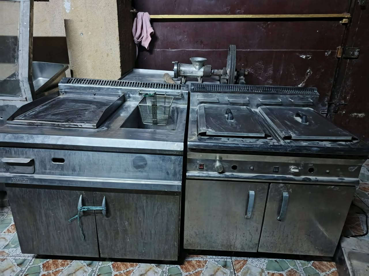 اغراض مطعم للبيع بسعر مناسب مستعجل للاستفسار الاتصال على الرقم*********** يوجد واتساب
