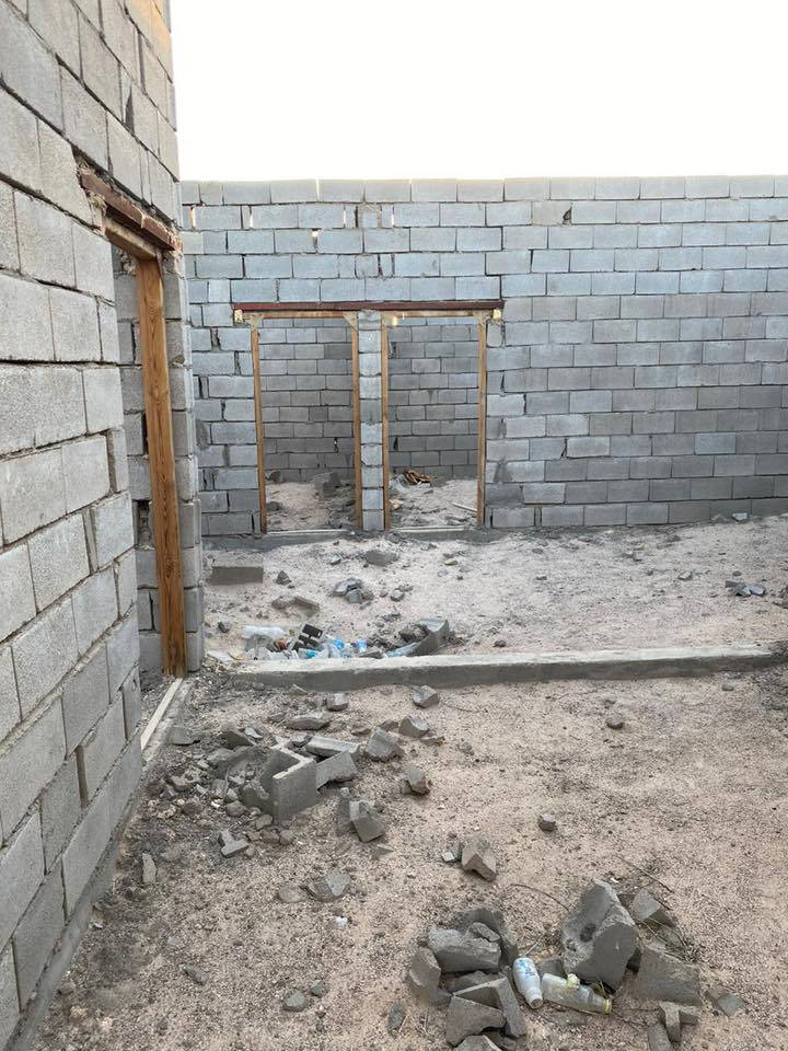 السلام عليكم من رخصت مدير لكروب بيت في الزبير المربد الجديد خلف شداد الفارس مساحته ٢٥٠ بلوكه عرض اساسه مبني بيه هيكل واصل للسقف البناء ومامسكوف متكون من غرفتين وصحيات وصاله ودوانيه ومطبخ وحديقه جبيره سعره ٢٣وبيه مجال
للستفسار اتصل وتدلل 
***********
