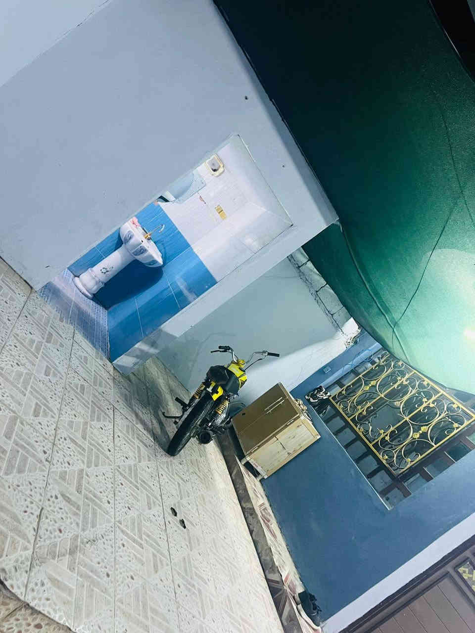 المساحه 170 متر الواجه 8 والعمق 21 
غرف نوم 2 وهول واستقبال بناء جديد مع كاونتر وطخم قنفات 
الموقع الرشيديه قطاع 6 فرع شفيق ابو الكاز 
السعر 90 وبي مجال بسيط 
***********
