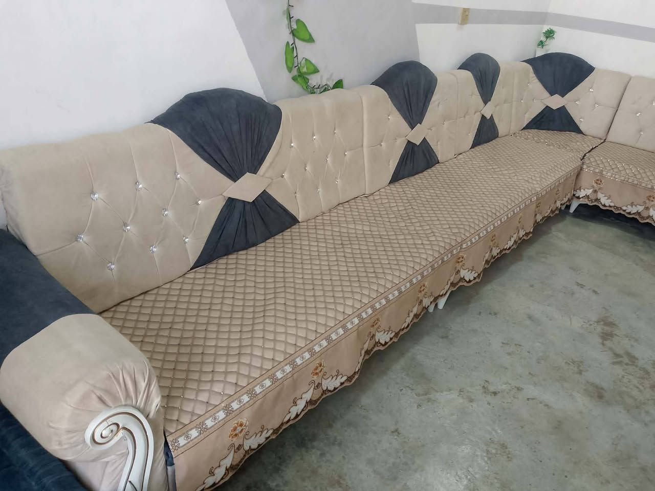 ديوان استندر ظهر فايبرأخذته جديد 300 ماعدا طبله وجه ومخاد مستخدم ويا طبله والوجوه والكوشات كلهم للبيع ويا لاكسر ولا تصليح كلهن.250الف


**إذا كنت صاحب هذا الإعلان وتريد حذفه لأي سبب، رجاءا أرسل رسالة إلى الدعم الفني**