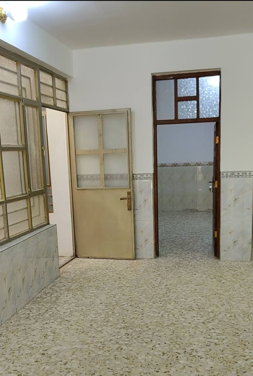 دار للبيع في رئاسة العبيدي في المربع الذهبي مساحه 125 متر طابق ونص يحتوي على مطبخ واستقبال وصاله وغرفتين وصحيات داخليه وخارجيه  للاستفسار الاتصال على الرقم ***********
