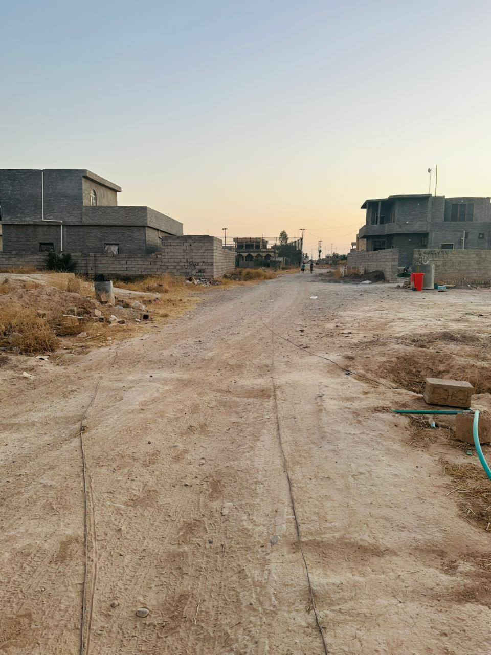 السلام عليكم دار للبيع زراعي المكان العلم روتانا مساحة القطعه 550 متر بناء 160 متر يتكون من غرفتين نوم مطبخ وهول وربعه وصحيات كراج جبير بيت ركن  على شارع 20 مواده كامله سيراميك بعده مو كامل من داخل للاستفسار على الرقم وحياكم الله *********** السعر 35 مليون بي مجال شي قليل سعر مكتوب كدامكم  بيت زراعي بيع مستعجل حيل شراي يتصل حياكم الله
