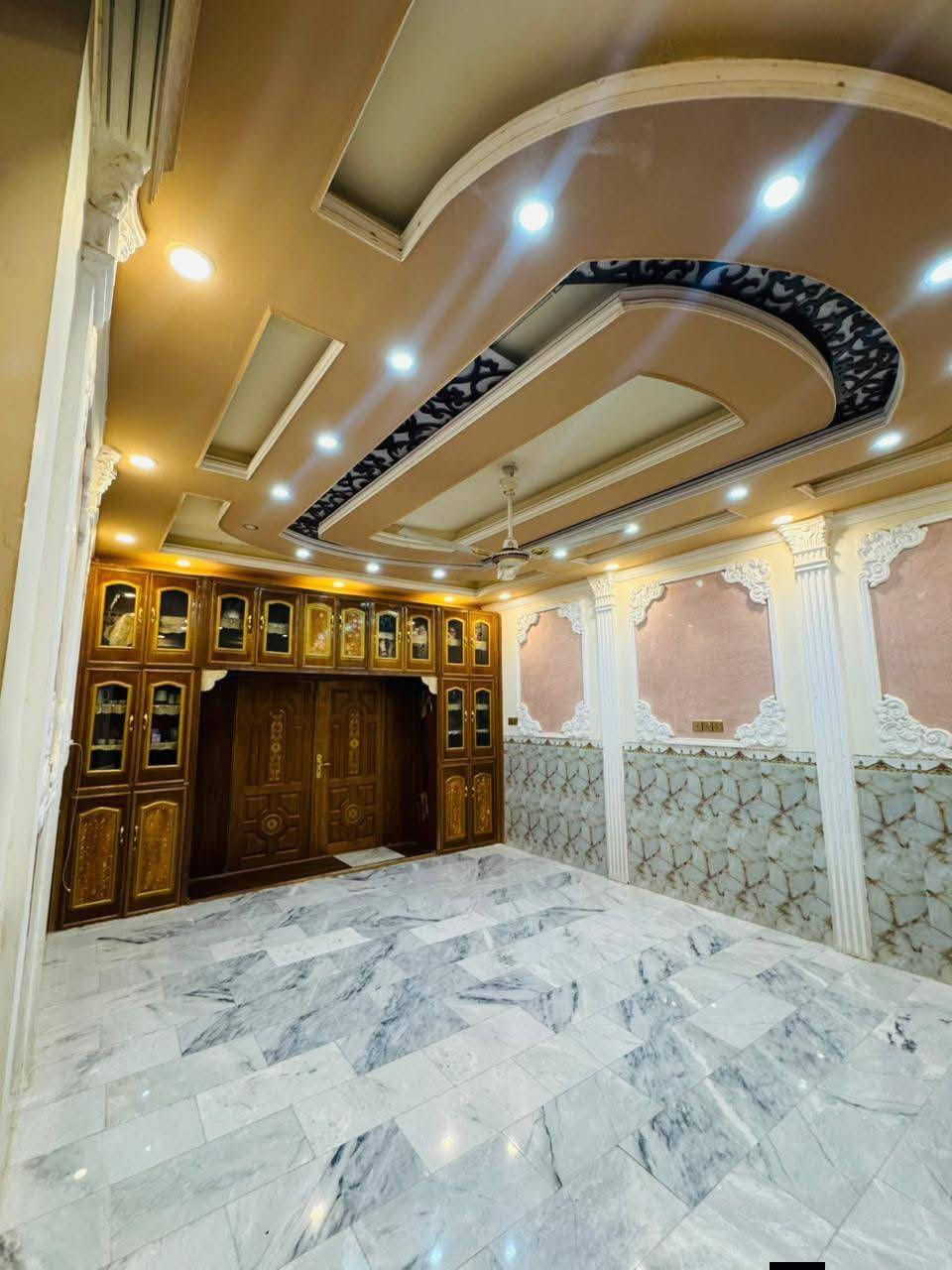 بيت ٣٠٠ م طابقين يحتوي عاى اربع غرف مع استقبال وكلدور ومطبخ وحمام شرفي وغربي مع صحبات خارجيه
بناء ٢٢٠ م 
حديقه ٨٠ م.. مزود بنظام الكامرات داير ماداير البيت 
مفرك شريفه طريق عوفي مجازر صاله غرناطة 
البيت غير مسكون للاستفسار الاتصال عاى الرقم 
, ***********@@
