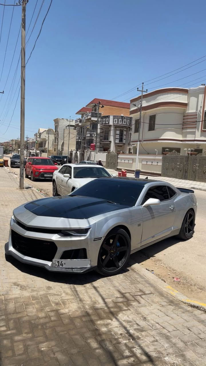 السلام عليكم للبيع كمارو موديل 2015 R/S رقم بصره مشروع وطني تحويل ثاني يوم حادثها جاملغ وباب صفحه اليمنه وصفحه اليمنه مصبوغه كلها فقط بجم كبس ضهر كبس محرك 6 سلندر 3600 مكينه وكير فول تبريد منضومه جديده ثلج كهربائيات كلها كامله غرفه كلش مرتبه حداديه 80% السياره محدثه 2018 تحديث كله اصلي الاضافات والتفاصيل:
شاشه اندرويد كاربلاي اصليه 
كأمره خلفيه
مضخم صوت سماعات (دمام) 
جنح خلفي اصلي من شركه (GM)
زعانف خلفيه
لدات تكساس ابيض
لايتات زنون كلش قوي 
بك لايتات LED سموك اصلي ونادر 
ويل نجمه هم اصلي 😂
شفتات ستيرن+كفرات 
كشنات كهرباء 
بوابات صوت كزوز ينفتح وينسد 
دفيوزر خلفي 
سياره كلش مرتبه ومتعوب عليها من كل النواحي وشرط اي عطل مابيها كلوب واحد ما مشتغل بالعينه كله ع البلاد سبير مالها البلادي ما مستعمل هوه والقاعده والجك سياره كلش حلوه لا تقارنها بغيرها سياقتها ونعومتها مال زيرو السعر 90 وبيها مجال قليل ماتعبجك عوفها اكو غيرها وبخدمتكم 🩵وهذا رقمي *********** مكاني بصره البصرة, العراق
