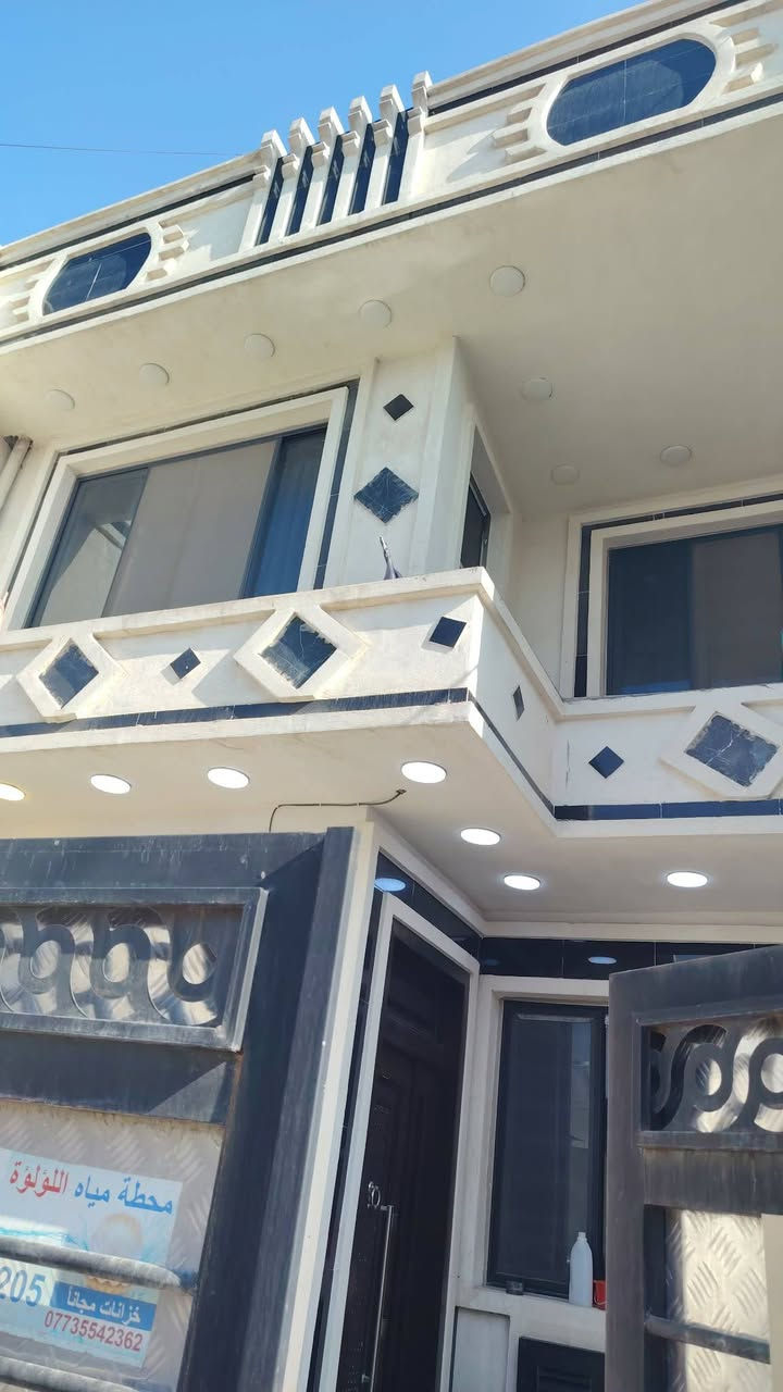 بيت بناء 2025 مساحه 150 وجها 7.5 خدمات كامله الشارعين مال سيد هاشم خلف دائره كهرباء زراعي اول فرع عن شارع طابق الاول متكون من كراج+صحيات+استقبال+مطبخ+صاله+غرفة نوم سويت 
الطابق الثاني 3 غرف نوم+حمام+خدمات اي نقص مابي بناء شركه فول *********** تصل السعر 215 وبيه مجال
