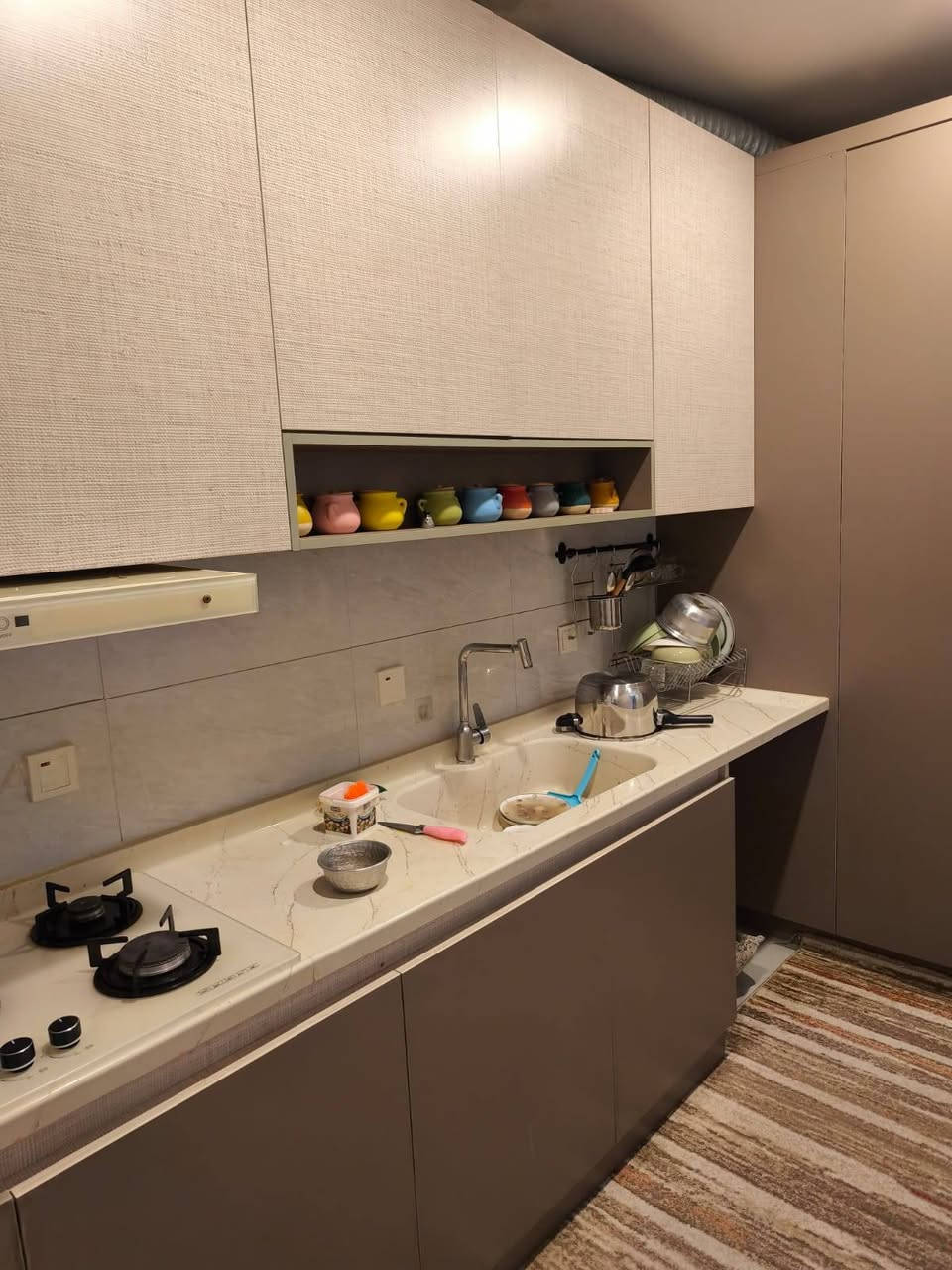 سلام علیکم 
کەوانتەری ئێم دی ئێف بەرزی تا سەقف کامل بەرد لەگەڵ سەلاجەی دوو دەرگای گەورەی ئەصڵی هیتاشی ، هەروەها تەباخ و مڕەشەح 
ئەشیاکان لۆک لۆکن و تازە تازەیە حسابی لۆکی بۆبکە ،
لەگەڵ مێزی تیڤی درێژی چوار مەتر و بەرزی تا سەقف بە موادی ئێم دی ئێف ،
لەگەڵ مێزێ کۆنسۆڵ موادی ئێم دی ئێف ،
کامل 26 وەرەقەی پێدراوە داوای 13 وەرەقەی لێ ئەکەین ،
***********
شوێن سلێمانی 
لەگەڵ ڕێزدا  ...... السليمانية, العراق
