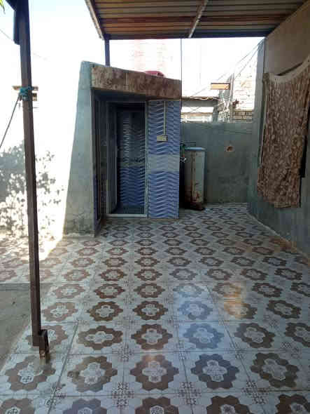 السلام عليكم بيت للايجار للايجار 

مساحه 100متر مربع بي غرف نوم واستقبال ومطبخ وطارمه وصحيات خدمات كامله موقع شارع 80 مال كربلاء فرع اصباغ نبع بابل قرب مدرسة زهور بابل خلف البزل بيت فارغ نضيف 

الاستفسار.  ***********
