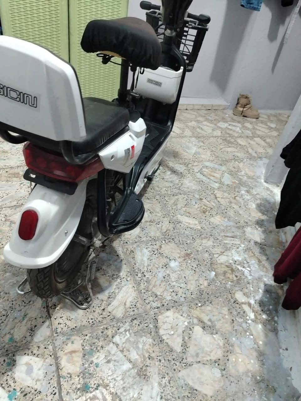 السلام عليكم
عندي دراجه شحن حجم ١٤ جديده صارله شهر ونص عندي مواصفات اشاير لايت هورن بيه خلل واحد هوه بس تبدل بطاريات السعر 175 محافظه النجف مهندسين الاستفسار خاص او اتصال عل هذا رقم واتساب ***********
