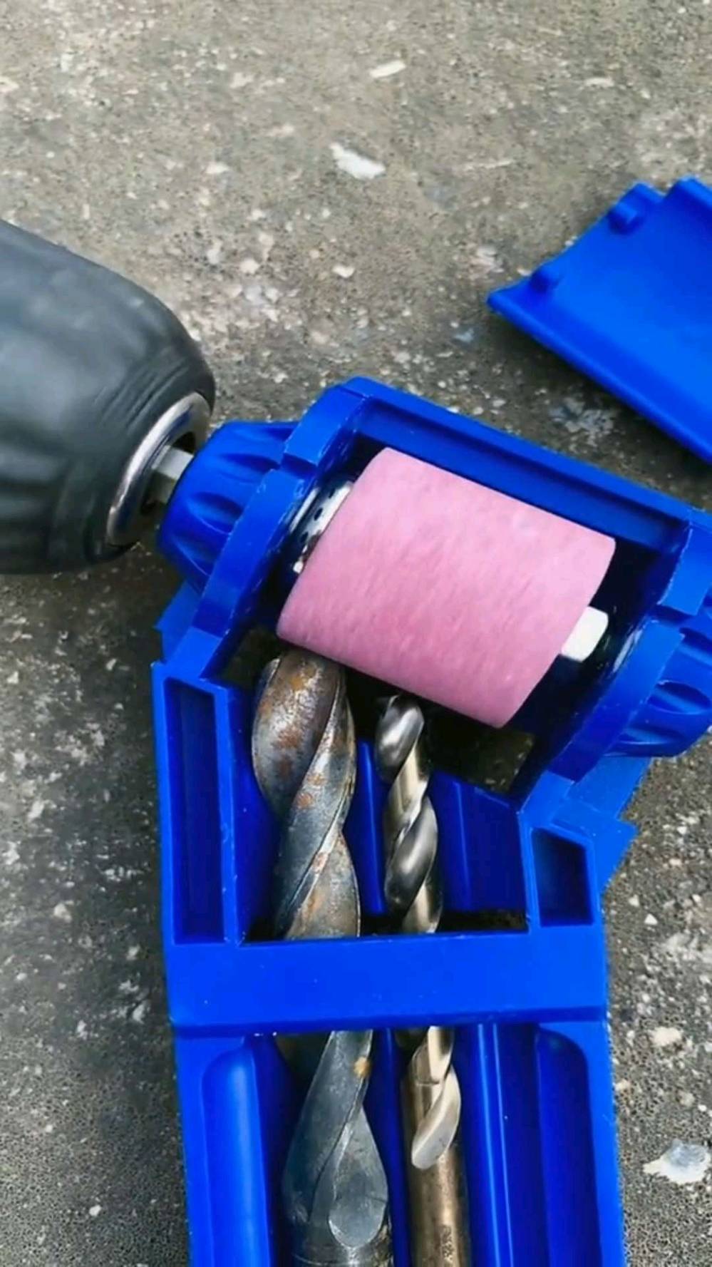 🔧💥 خلّي ريش الحفر ترجع جديدة بثواني!

مبراة ريش الحفر المحمولة هي أداةك الذكية لشحذ الريش المعدنية بكل سهولة ودقة 👌

كل اللي تحتاجه فقط تركبها على المثقاب، وشغّلها — ترجع الريشة حادّة كأنها جديدة 🔩✨

مصنوعة من حجر سنّ قوي يتحمل الحرارة والاستخدام المتكرر، مع تصميم موجه يضمن توازن مثالي أثناء الشحذ.

خفيفة، عملية، وتشتغل مع أغلب أحجام الريش من 2 إلى 12.5 مم.

القطعة الصغيرة اللي توفر عليك وقت، مجهود، وفلوس شراء ريش جديدة كل فترة! 🔁

🧰 متوفرة بلونين (أزرق  برتقالي) – يرسلان حسب المتوفر.