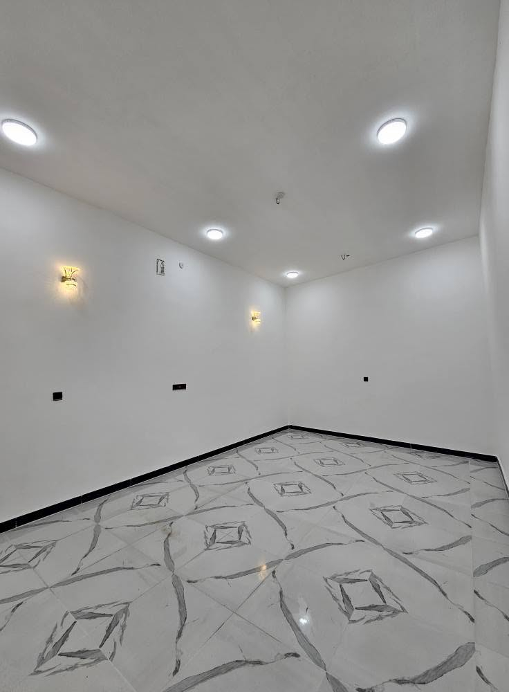 🏡 دار حديث للبيع – فرصة مميزة للسكن والاستثمار
📍 الموقع: البصرة / أبي الخصيب / محيلة
🔹 المساحة: 250 متر
🔹 نوع الملكية: طابو زراعي عراقي
🔹 حالة الدار: بناء حديث وجاهز للسكن
✨ تفاصيل الدار:
• 3 غرف نوم مريحة
• صالة كبيرة
• غرفة استقبال أنيقة
• مطبخ
• صحيات داخلية وخارجية
• كراج كبير للسيارة
• حديقة مناسبة للعائلة
💡 المميزات:
✔ جميع الخدمات متوفرة (ماء، كهرباء، مدارس، أسواق)
✔ موقع هادئ ومناسب للعوائل
✔ تصميم عملي وحديث
📞 للاستفسار: *********** البصرة, العراق
