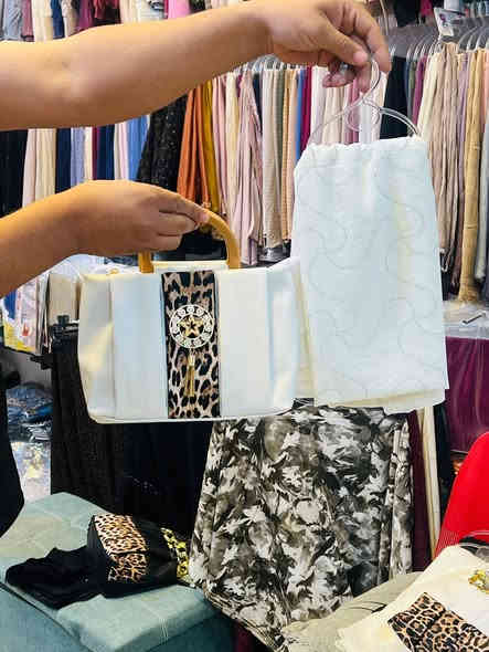 اللهم صل على محمد وآل محمد
#جديدنا ✌️😍😌
كم موديل عرضنا الكم 
توفر يمنة انواع احجبة وشالات 
توفرت جميع انواع جنط نسائية
بنات هاي الموديلات تحفه بالبس انيقه ونازكه بشكل حتفيدكم بدوام بطلعات كلش مريحه بالبس  %100 والترند هسه هاي لاشكال 😍🔥✅👍🏻
موقع المحل
سوك الزهراء
خلف حسينيه الزهراء
بصف سوك الزهراء
بصف مملكت الجمال
بصف امزون للأحذية
اكو خدمة توصيل داخل عفك
رقم موبايل ***********
او مراسلة صفحة
