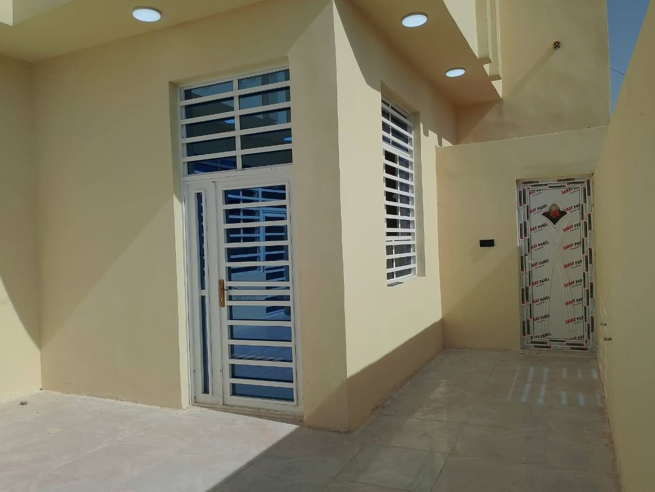 بيت 200 م بناء درجه اولى يوجد به غرفتين وصاله واستقبال و مجمع صحيات الاستفسار اتصل ***********
