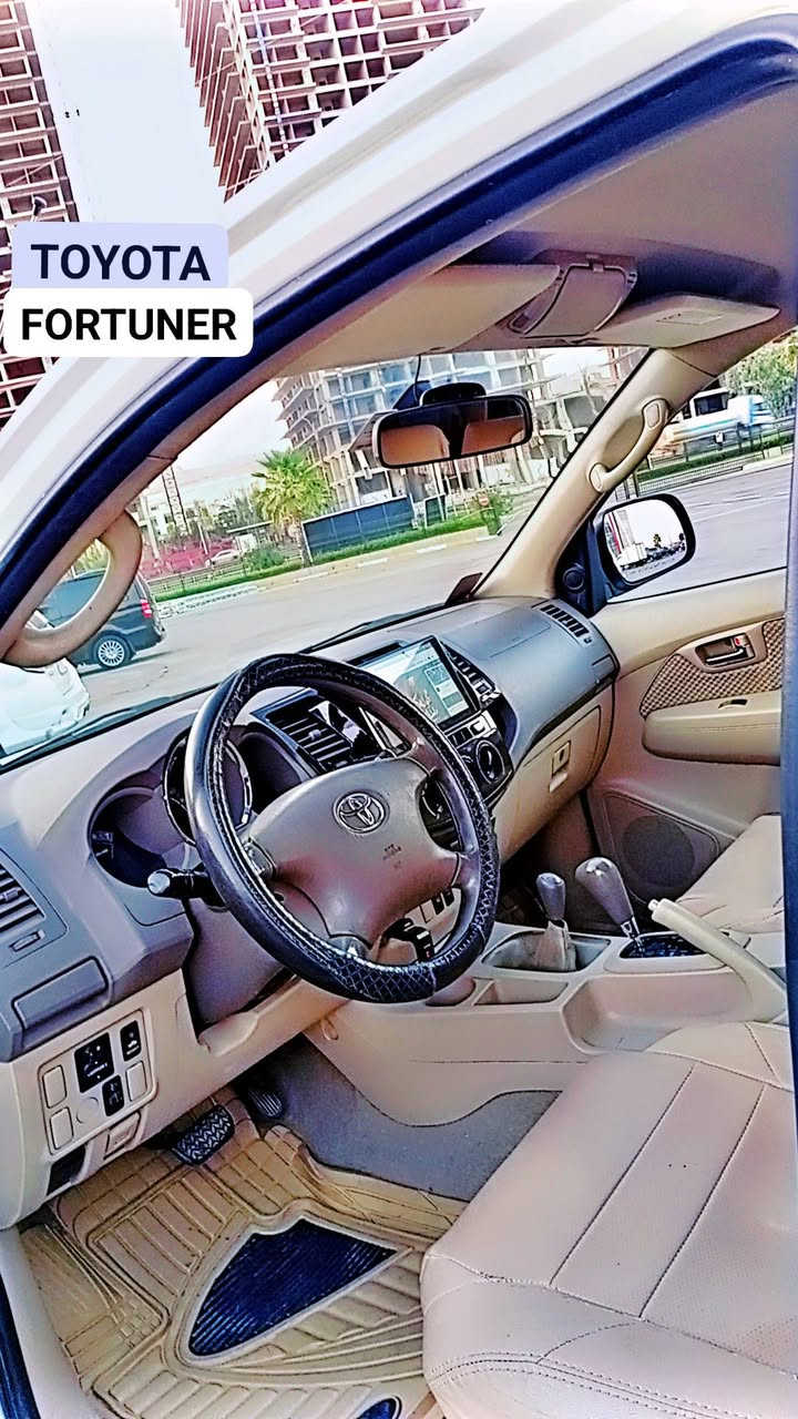 السلام عليكم عندي تيوتا فورتشنر 2008 سعودي محسن بُطل بيه شبر صبغ ببابين فوك الدوسة طرف السائق والدعاميات للجماليه فقط السياره محرك وكير مكفولات حجم المحرك 4سلندر 2700بلاد مواصفات السياره 7راكب2قطع تبريد دواخل بيجي فورويل شغال حساسات خلفيه 5ويلكب تخم تاير جديد وبعد بيها هواي مواصفات ممذكوره السياره تبريد❄️حداديه وباتري وتخم تاير جديد وتغليف إماراتي جديد وكهربايات كلها كفاله ماشيه 250الفkm حقيقي  السياره رقمه دهوك الدولي شرط التحويل اي استفسار عن هذا الرقم***********ملاحظه مكان السيارة دهوك
