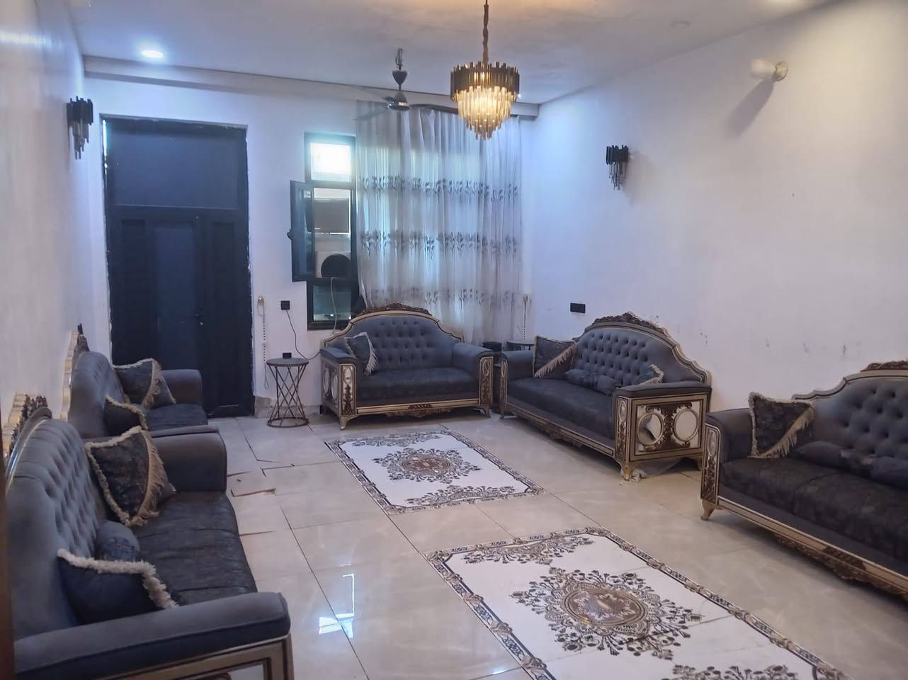 سلام عليكم بيت للبيع المساحه 200 متر ركن وجه 10 نزال 20 طابقين الطابق الثاني هيكل بعده كامل خدمات سند 25 السريدات القديمه مربع الثالث قرب اسواق حموشي للاستفسار ***********
