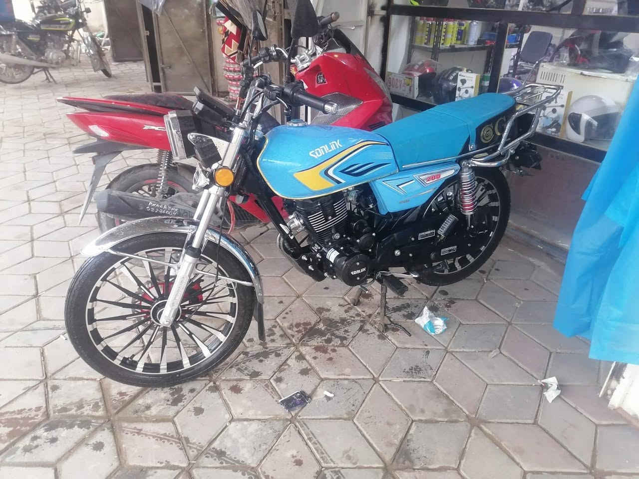 ما بعد السلام
دراجه ايراني نوع سولنك ماشيه 800  دراجه بعدهه جديده عل وضع الشركه 850 وبيهه مجال ***********
