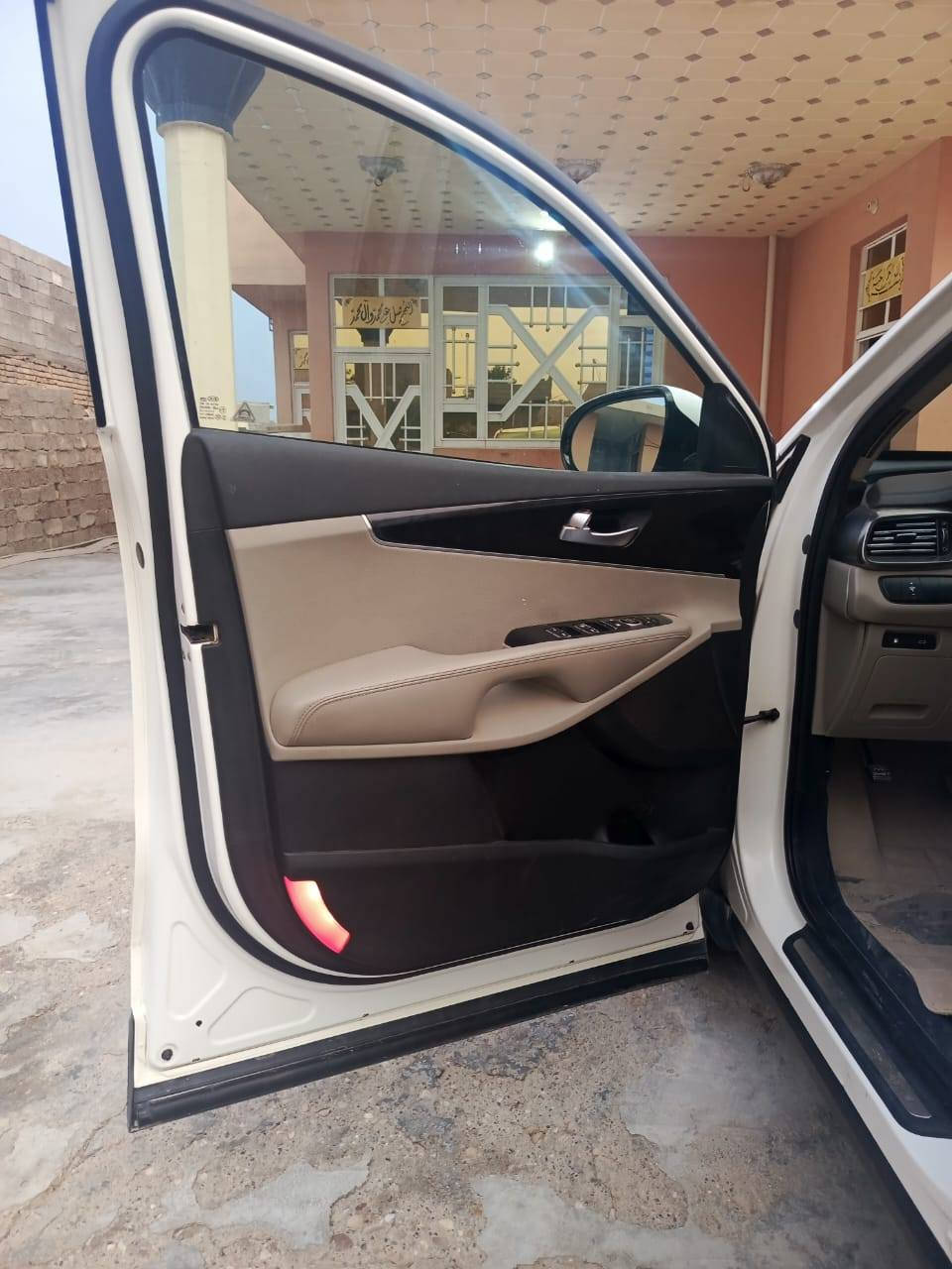 سورنتو موديل ٢٠١٨
مكينة ٢٤٠٠
كامل مواصفات ماعدى الفتحه
خليجي مكفول كفاله عامه
سبعه راكب 
ثلاث قطع تبريد 
تخم تاير
صدر امامي خلفي 
جديد واحلى بعد من الصوره
تحويل او وكالة 
رقم اربيل انكليزي 
السعر رقم صاحب السيارة 
***********
