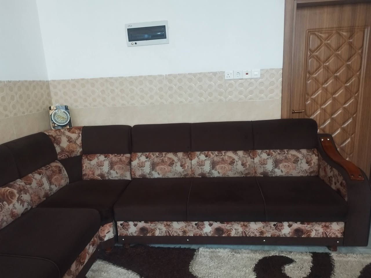 للبيع طخم نضيف 9 امتار بس تغسله وكبل وتخليه بيتك خشب عراقي حيل مضبوط فصال تركي  سعره 300 الف وبيه مجال وبيه بس ملاحظة موجودة صورة تكدر تشوفها
0772 924 4304
0750 218 8797
