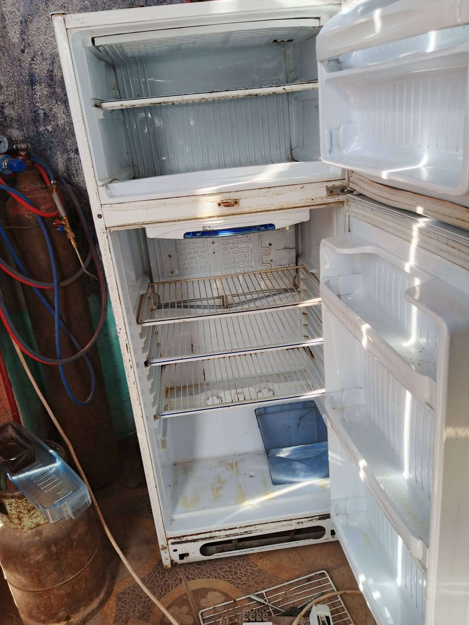 ثلاجه شرط الشغل السعر150 وبيه مجال ‏‪***********‬‏ تصال
