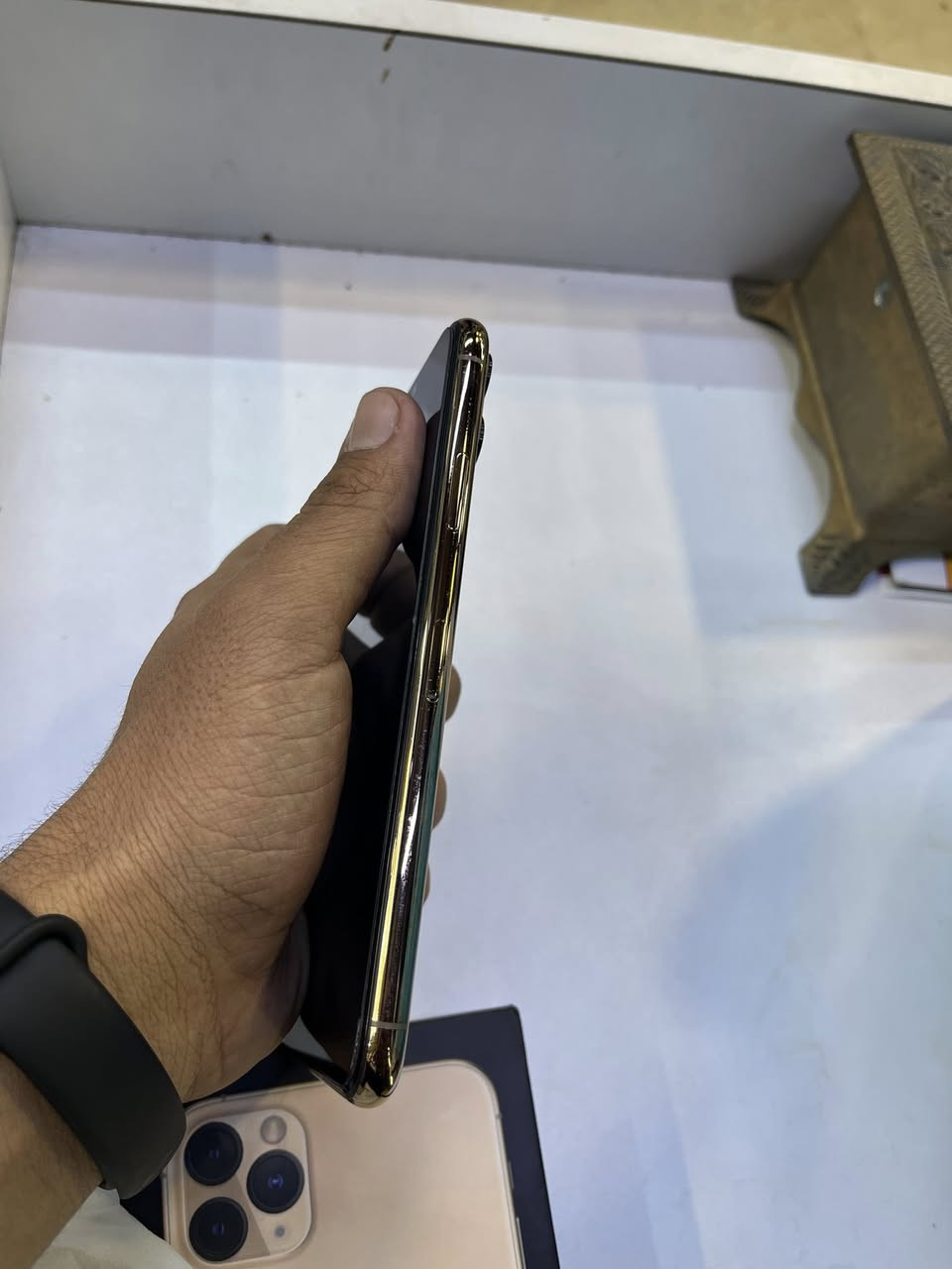 ايفون 11 برو ماكس ذهبي
شرق اوسط كارتونته الاصليه وياه جهاز نضيف كلشي شغال مستبدل بطارية فقط نسبة ١٠٠ 
استبدلته ب ٧٥ .. السعر 330 
العنوان بغداد الدورة 
واتساب ***********
