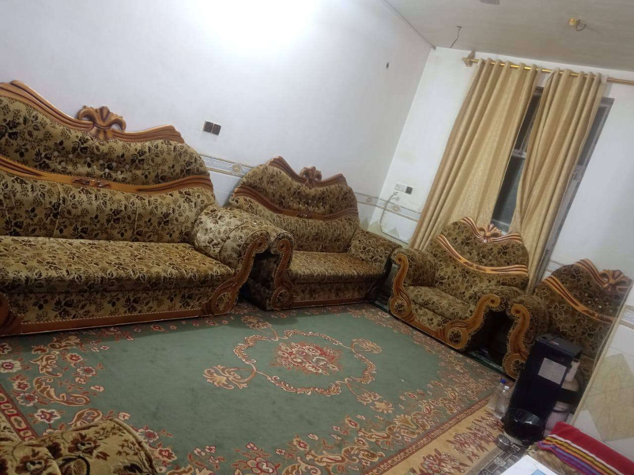 السلام عليكم
تخم رأسي للبيع نضيف 10 مقاعد سعرة 250 وبي شوية مجال العنوان الرمادي  التاميم شارع 30 للاستفسار اكثر الاتصال علة الرقم ***********
