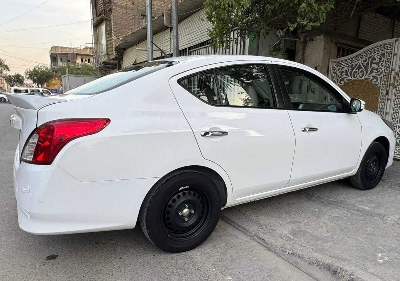 السلام عليكم للبيع فقط 
سني 2024 رقم اربيل بسمي تحويل ثاني يوم 
فول موصفات قطعتين تبريد وحساس وشاشه وكامره وتحكم ستيرن وتجوه خلفيه 
مغلفة ارضية جلد و مغلف التنته كامله مكمله 
بيه طخه من الخلف  ناشر السونار ويه الصور 
شوفهن زين وخابر ماشية 57  الف مكانه زيونة 
سعره 114$ورقه  ***********
