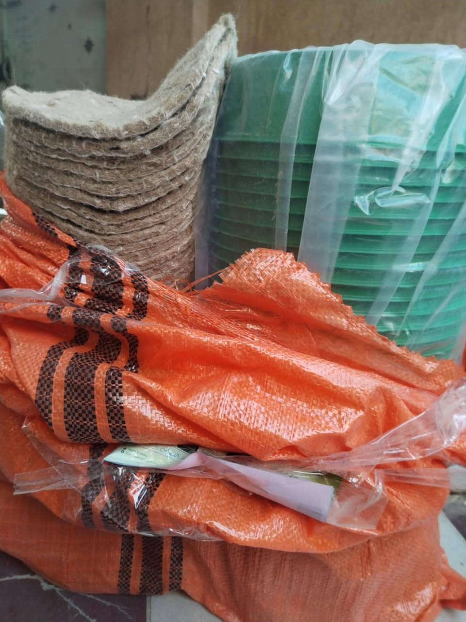 السلام عليكم خانات أم 4 ب35 وام2ب20 وسلات مال بيض كل 10 ب8الف لتواصل ***********
