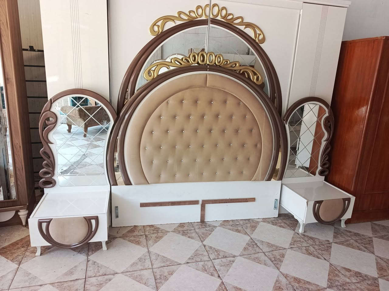 غرفه نوم تركيه 8 قطع 
📍 الموقع: كركوك – شارع صلاح الدين (خان تمر) – قرب ماركت صباح.
📞 للإستفسار والحجز المباشر:
هاتف: ***********
واتساب: ***********
📱 تابعونا للمزيد من العروض الحصرية:
تيك توك & إنستغرام: aslan_kirkuk
🚚 التوصيل: متوفر داخل كركوك فقط.
🔄 ملاحظة: (إذا عندك غرفة تريد تبيعها.. نحن نشتري غرف النوم والأثاث المستعمل أيضاً! أرسل لنا الصور على الخاص أو الواتساب ونعطيك أفضل سعر).
معرض أصلان.. نورتونا، وبيتنا بيتكم! 🦁🌹
