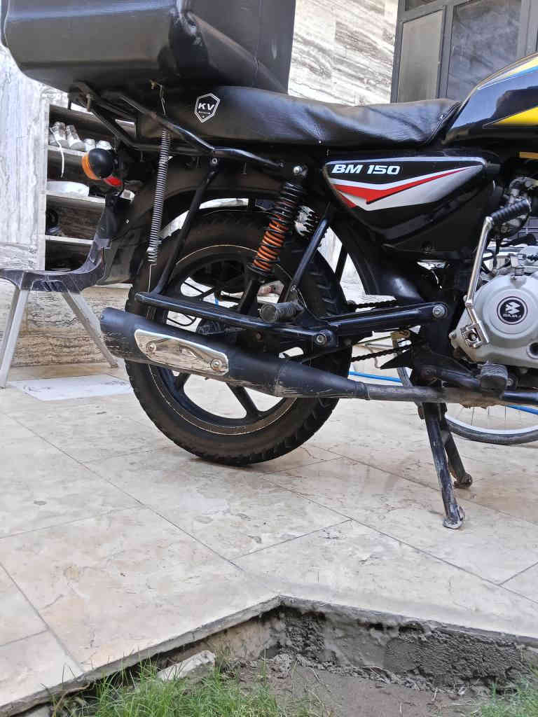 بوكسر موديل 22, 
اورق اصولي 
السعر مليون وميه وخمسين 1150
دراجه خير  من الله 
مابيها نقص برغي كلها شغاله
ضفيره كامله
مكينه ناعمه تخبل
كلاجات جديده 
تايرات جديده
مكاني بغداد الدورة المعلمين( *********** بغداد, العراق
