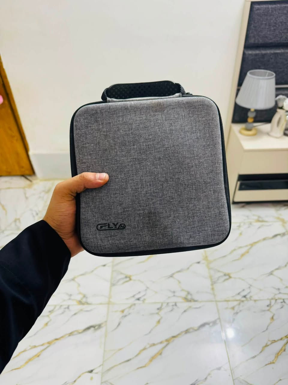 طائرة C-FLY Faith Mini التي تظهر في صورتك هي طائرة بدون طيار (درون) مدمجة ومصممة للتصوير الجوي، وتتميز بكونها خفيفة الوزن وسهلة الحمل.
إليك أبرز مواصفاتها التقنية:
المواصفات الأساسية
 الوزن: حوالي 230-240 جرام، مما يجعلها ضمن الفئة التي قد لا تتطلب تسجيلاً في بعض الدول.
 الكاميرا: تدعم تصوير فيديو بدقة 4K، ومزودة بمثبت ميكانيكي (Gimbal) ثلاثي المحاور للحصول على لقطات ثابتة وناعمة.
 المستشعر: تستخدم مستشعر Sony CMOS بدقة 8 ميجابكسل.
 زمن الطيران: يصل إلى حوالي 26-27 دقيقة ببطارية سعتها 2100 مللي أمبير.
 نطاق التحكم: تصل مسافة التحكم عن بعد إلى حوالي 3000 متر (في الظروف المثالية).
المميزات التقنية
 نظام التموضع: تدعم نظام تحديد المواقع العالمي (GPS) و GLONASS، بالإضافة إلى نظام التدفق البصري (Optical Flow) لثبات دقيق أثناء التحليق.
 المحركات: تعمل بمحركات بدون فرش (Brushless Motors) التي توفر طيراناً أكثر قوة وهدوءاً.
 أوضاع الطيران الذكية: تدعم أنماط تصوير متنوعة مثل (Dronie, Rocket, Helix, Circle Me, Boomerang).
 أمان الطيران: تتضمن ميزات العودة التلقائية للمنزل (RTH) في حالات انخفاض البطارية أو فقدان الإشارة.
 التطبيق: يتم التحكم بها ومتابعة البث المباشر عبر تطبيق C-Fly GO.
*********** واتساب
