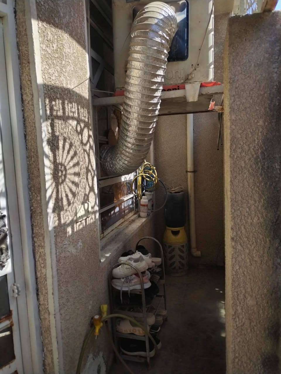 السلام عليكم بيت للبيع في حي البساتين شارع شيخ منهل ٥٠ متر بيت نضيف حلو شارع تبليط كهرباء مي مجاري كله تمام للاستفسار الاتصال او المراسله على الخاص او رقم ***********
