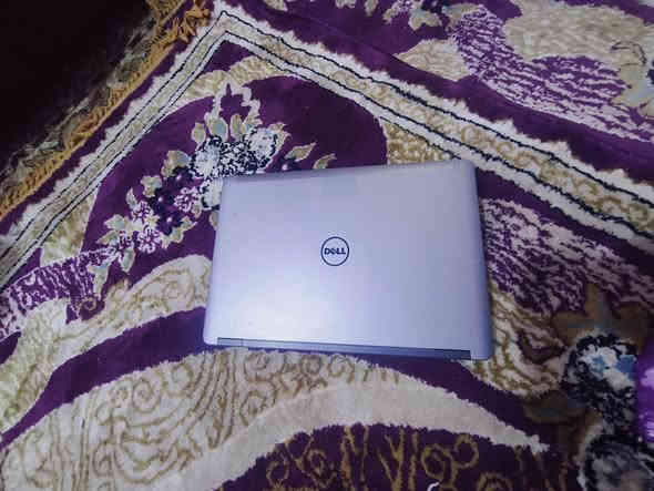 السلام عليكم لابتوب للبيع.سعره 250 وبيه مجال توصيل موجود لكل محافضات العراق الرقم *********** مكان كوت حي الحكيم . هايه مواصفاته المواصفات الرئيسية
المعالج: Intel Core i7 من الجيل الرابع (مثل i7-4810MQ رباعي النواة، 2.8 جيجاهرتز).
الشاشة: 15.6 بوصة، بدقة Full HD (1920x1080) مع إضاءة خلفية LED وسطح غير لامع (Anti-glare).
الرسوميات: بطاقة رسومات مخصصة AMD FirePro W4170M بذاكرة 2 جيجابايت + Intel HD Graphics 4600 مدمجة.
الذاكرة (RAM): تبدأ من 8 جيجابايت (DDR3L) قابلة للترقية (تصل إلى 32 جيجابايت).يجي وياه هارد 500gb ssd لابتوب مال شغل قوي.والعاب يشغل gtav وهوايه العاب كلش سلس
