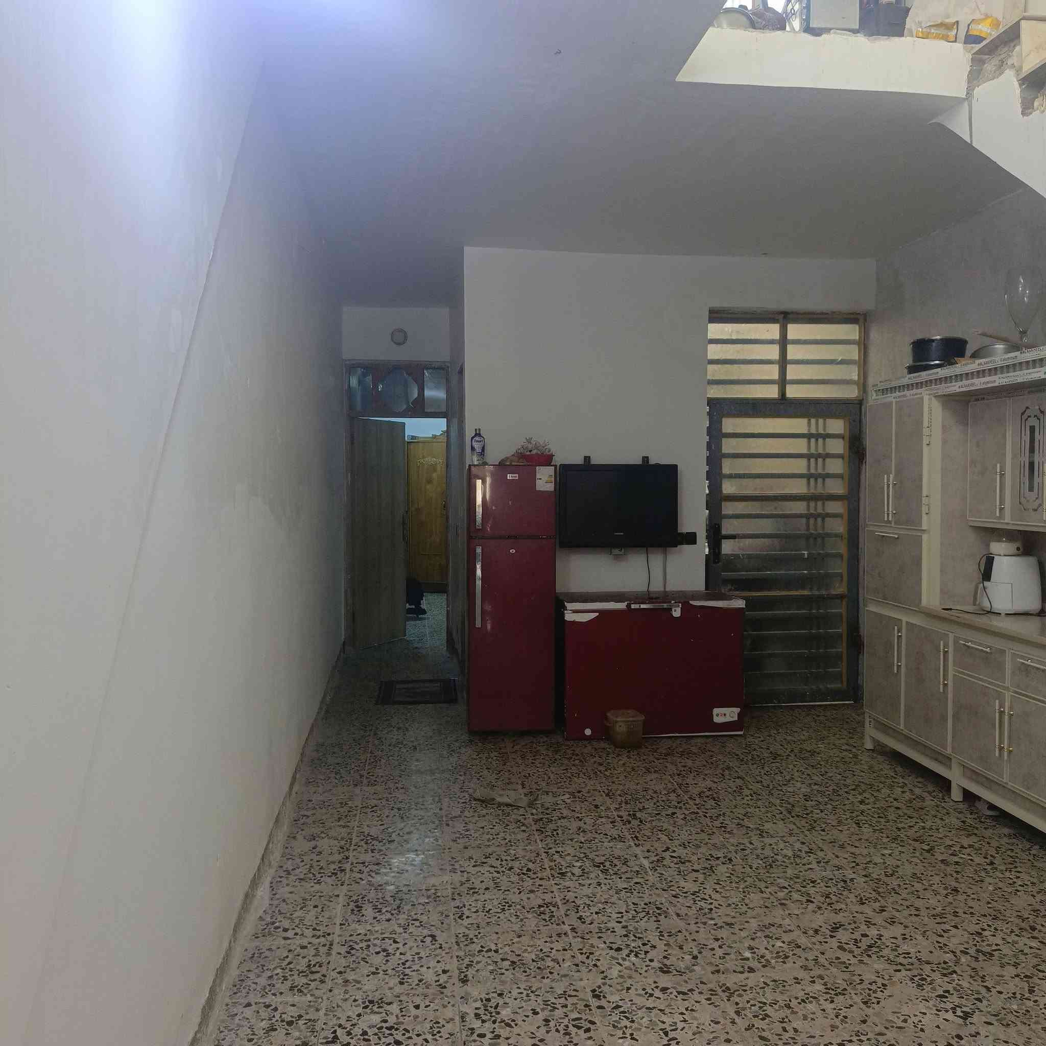 دار للبيع حي السفير الخامسة 125متر طابق ونصف بناء سنة 26 بسعر مناسب ***********
