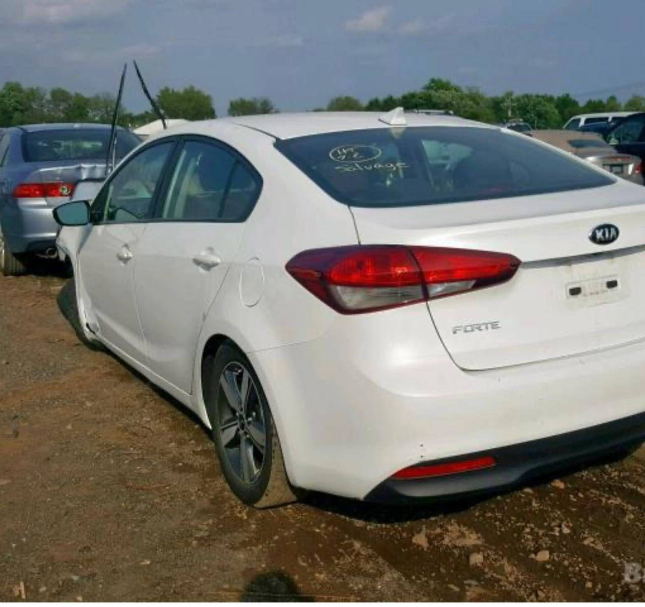 فورتي 2018  وارد أمريكي  حادث مبدل باب صدر جاملغ مصلح يعني قطعه وحده مبدله  ماشيه ١٦١ مكينه فتحت بيهه كازكيت ابيعهه عل هاي الحطه وسنويه ليوم سقطت 112 بيع بدون مكينه ***********
