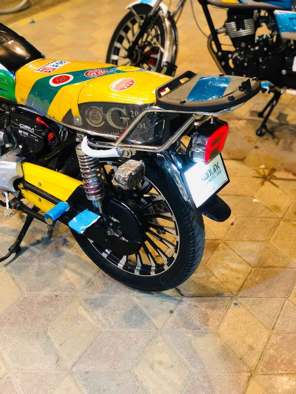 عليكم دراجه للبيع موديل 24محرك 200نقص صفاحيه 
العنوان: رمادي قرب مقبرت المشيهد 
اوراق منفيس
السعر 850بي مجال 
هاذ رقم ***********
