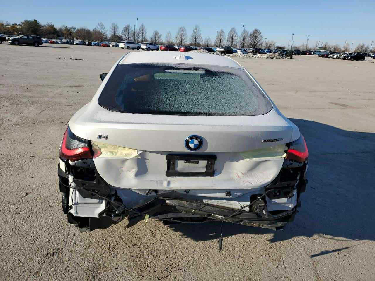 للبيع: BMW i4 eDrive35 موديل 2024
• الموديل: 2024

 • الممشى: 19,000 كم فقط

 • اللون: أبيض

 • الحالة: نظيفة جداً / شبه جديدة

⚡ المواصفات الفنية

 • محرك كهربائي بالكامل (BMW eDrive)

 • القوة: 286 حصان

 • العزم: 400 نيوتن متر

 • نظام الدفع: دفع خلفي (RWD)

 • التسارع من 0 إلى 100 كم/س: حوالي 6 ثواني

 • اس  ￼

🔋 البطارية والمدى

 • سعة البطارية: حوالي 70.2 kWh

 • المدى بالشحنة الكاملة: حوالي 400 – 480 كم حسب الاستخدام

 • شحن سريع DC: حتى 180 kW

 • شحن منزلي AC: حتى 11 kW  ￼

🛋️ التجهيزات الداخلية

 • شاشة BMW Curved Display الرقمية الكبيرة

 • نظام BMW Live Cockpit Professional

 • شحن لاسلكي للهاتف

 • مساعد صوتي ذكي BMW Intelligent Personal Assistant

 • إضاءة داخلية Ambient Light

 • مقاعد رياضية مع تحكم كهربائي وذاكرة للسائق  ￼

🌟 التجهيزات الخارجية

 • مصابيح LED أمامية وخلفية

 • سقف زجاجي (بانوراما)

 • جنوط رياضية 18 أو 19 إنش

 • 

السياره مرقمه وجاهزه

العنوان حي الخضراء بغداد

 السياره شحن شباب

الاتصال ***********
