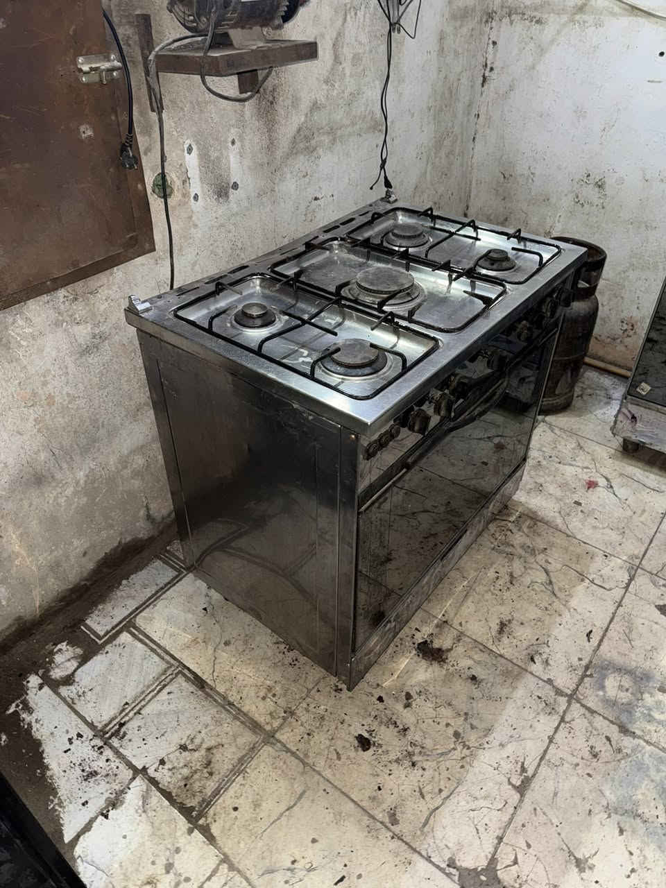 ‏سلام عليكم طباخ إيطالي فرن فوك وجوه خمسة عيون كله شغال على الفحص سعر 125 إلك بي ضمان سنة عن الصيانة العنوان الناصرية مركز سومر هذا رقم التواصل واتساب ***********￼
