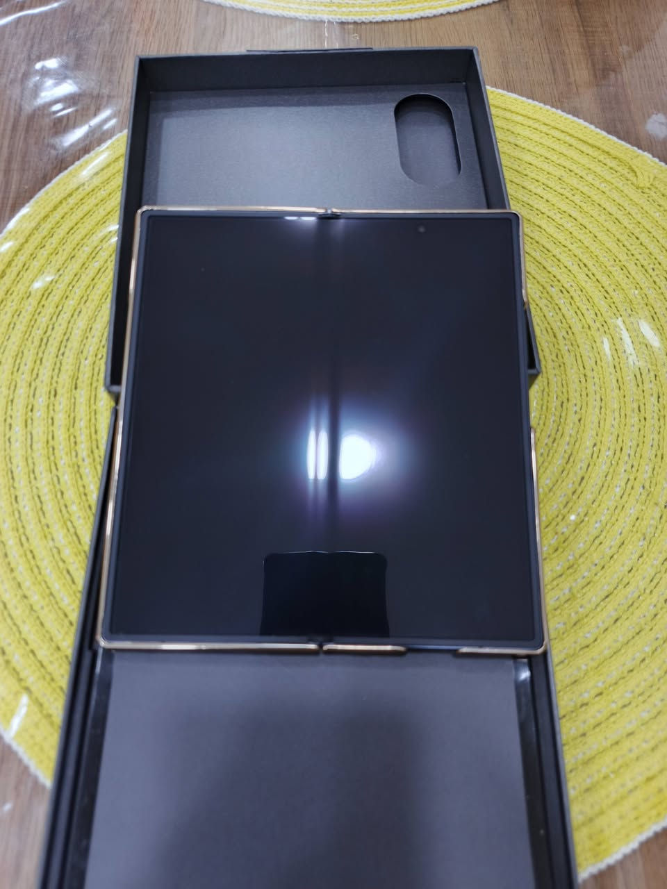 للبيع جهاز Samsung Galaxy Z Fold7
نسخة الشرق الأوسط – خطين – سعة 256GB
الجهاز نظيف جداً بحالة الوكالة، استخدام خفيف جداً، لا يوجد أي خدش أو أثر استعمال نهائياً.

المواصفات:
• المعالج: Snapdragon 8 Elite for Galaxy
• الرام: 12GB
• الذاكرة: 256GB
• الشاشة الداخلية: 8.0 إنش Dynamic AMOLED 2X بدقة عالية و120Hz
• الشاشة الخارجية: 6.5 إنش Dynamic AMOLED 2X 120Hz
• الكاميرا الخلفية:
200MP أساسية
12MP واسعة
10MP تقريب بصري 3X
• تصوير فيديو 8K
• بطارية 4400mAh
• شحن سريع + شحن لاسلكي
• مقاوم للماء والغبار IP48
• يدعم 5G
• بصمة جانبية سريعة
• سماعات ستيريو Dolby Atmos

الجهاز ممتاز جداً ولا يحتاج أي مصروف، مع كامل الملحقات.

للتواصل خاص.
***********
